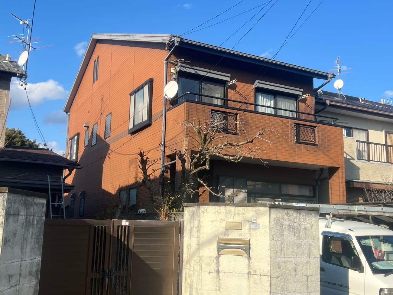 外壁塗装と屋根カバー工法を行う前の住宅全体