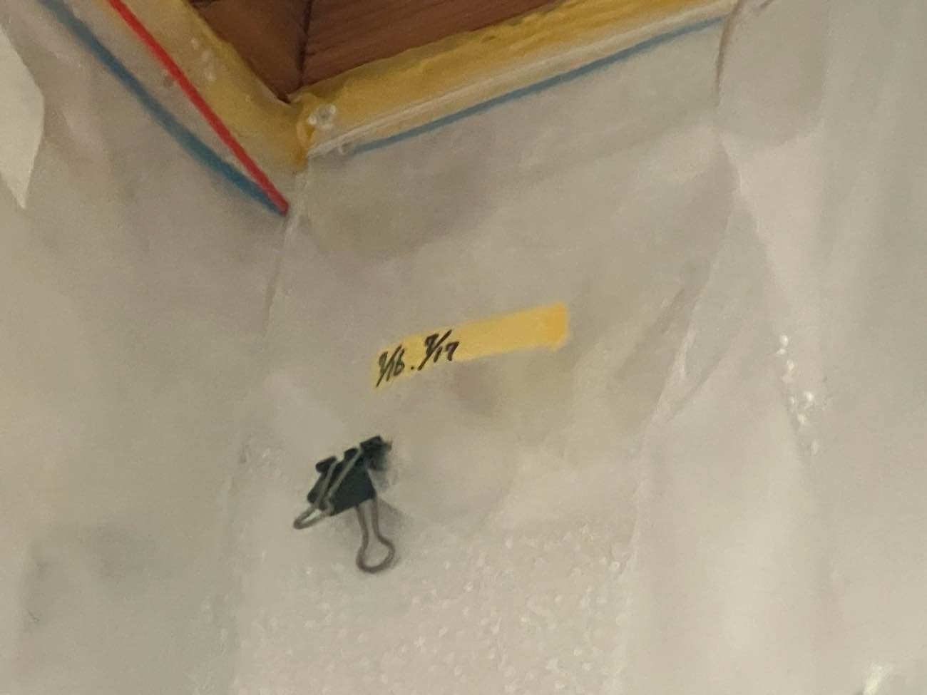 室内の天井に出た雨漏りのシミを確認している様子