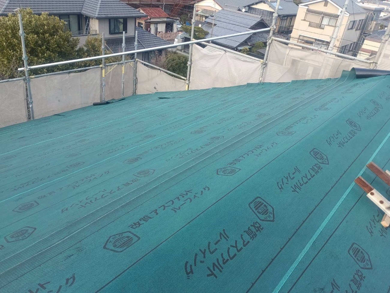 既存のスレート屋根全面に粘着ルーフィングを貼り終えた状態