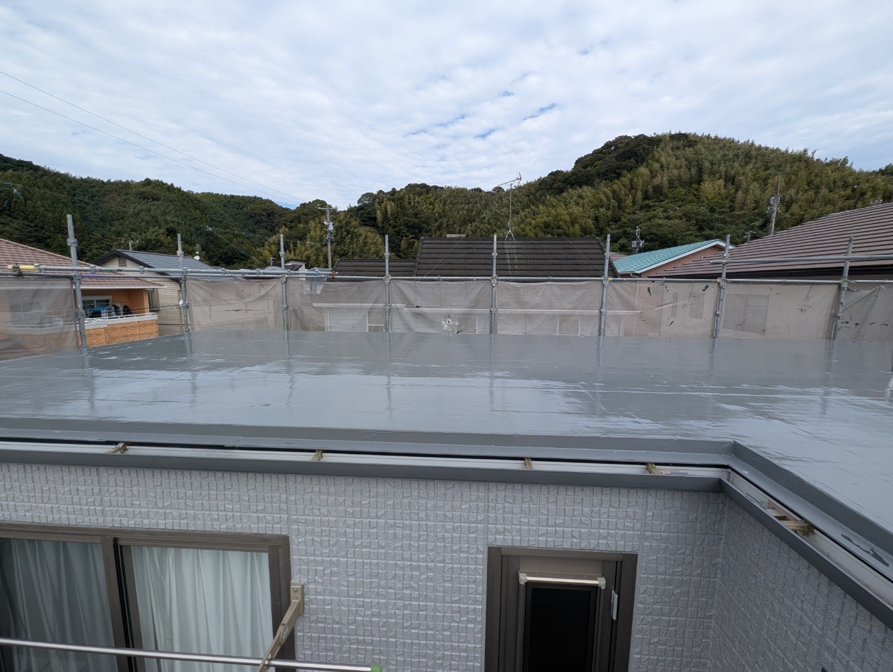 グレーで仕上げた屋上防水