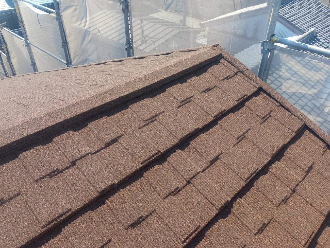 セネターで仕上げた屋根の棟部分と屋根面
