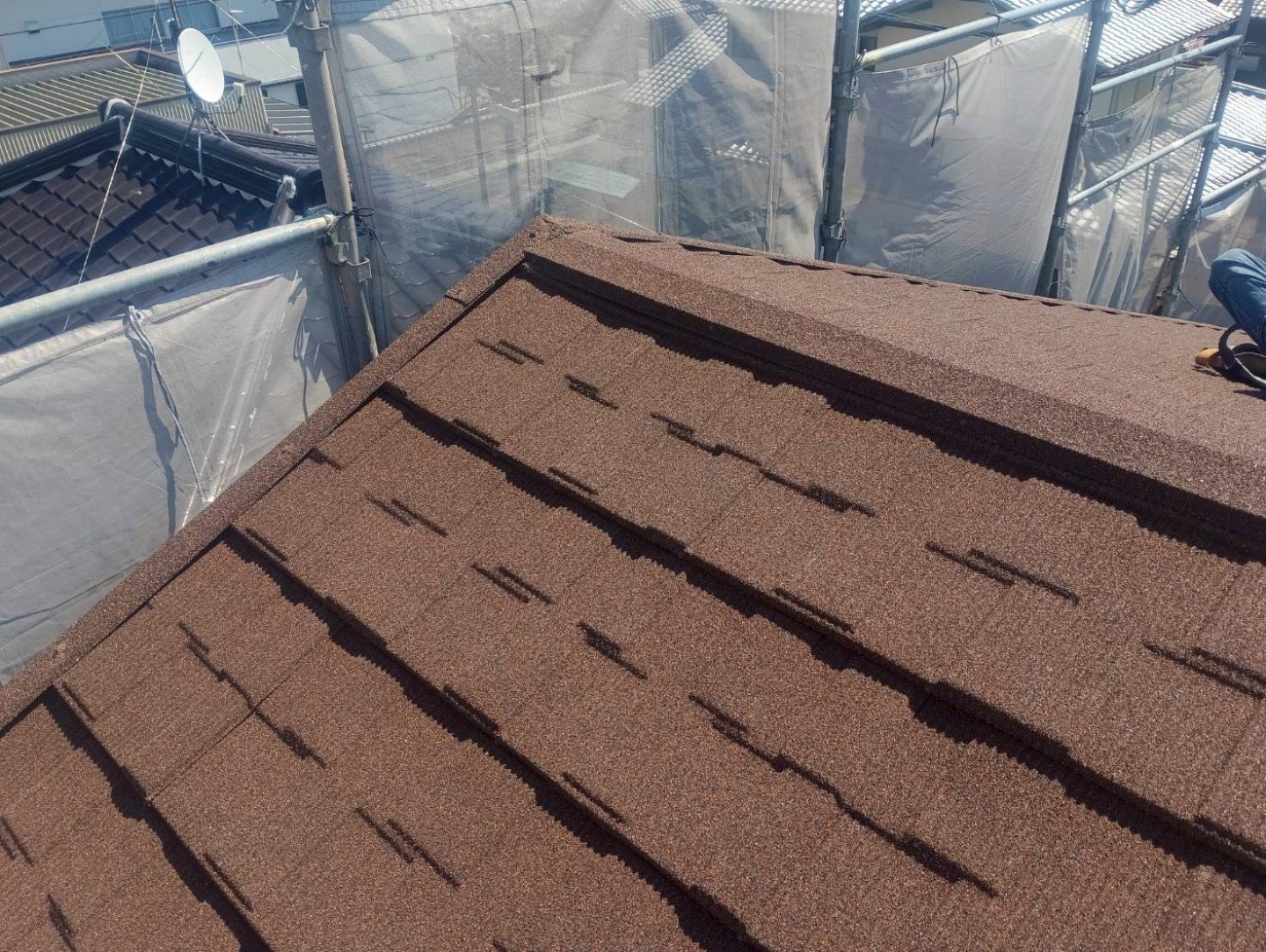 セネター屋根の棟板金を取り付けている様子