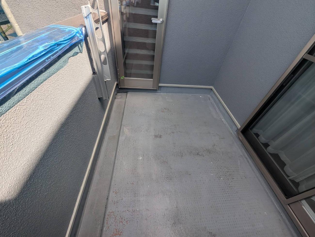 防水施工前の研磨作業が完了したバルコニーの床面