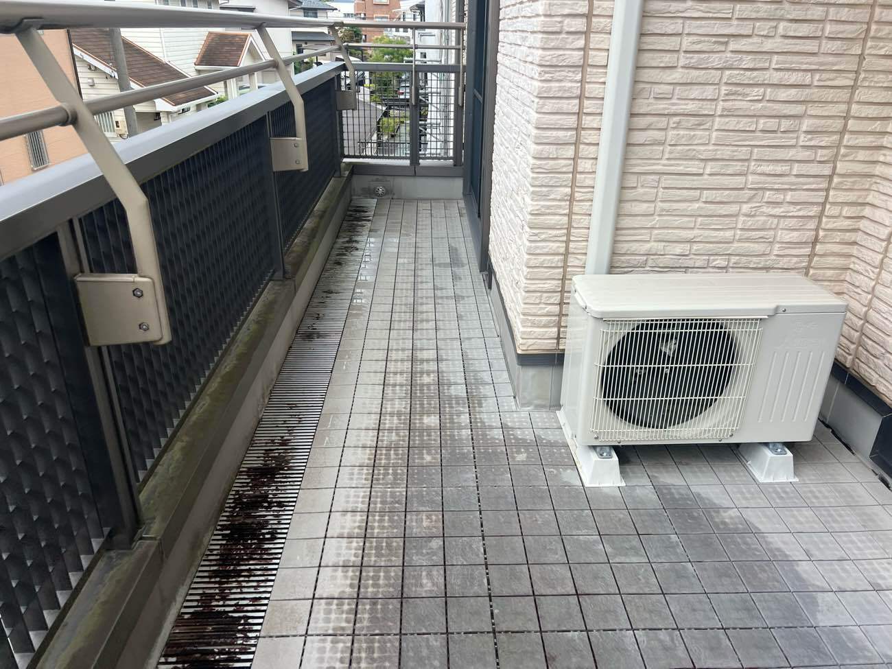 シートを重ね貼りする前のバルコニー床