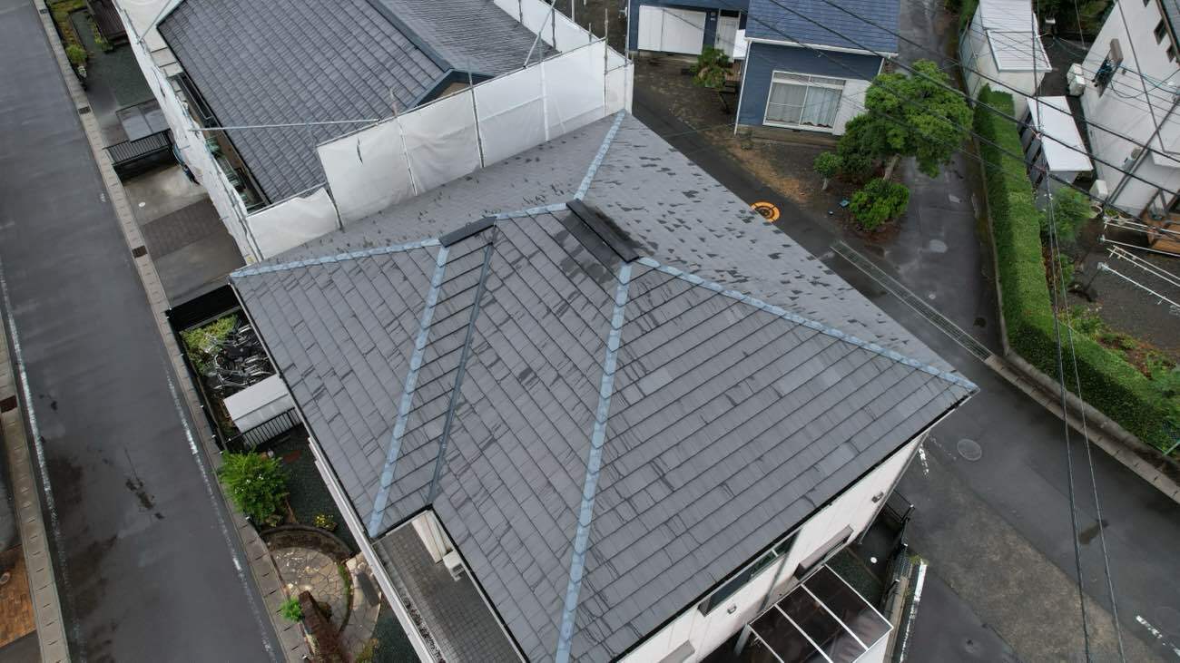 屋根の状態を確認する現地調査