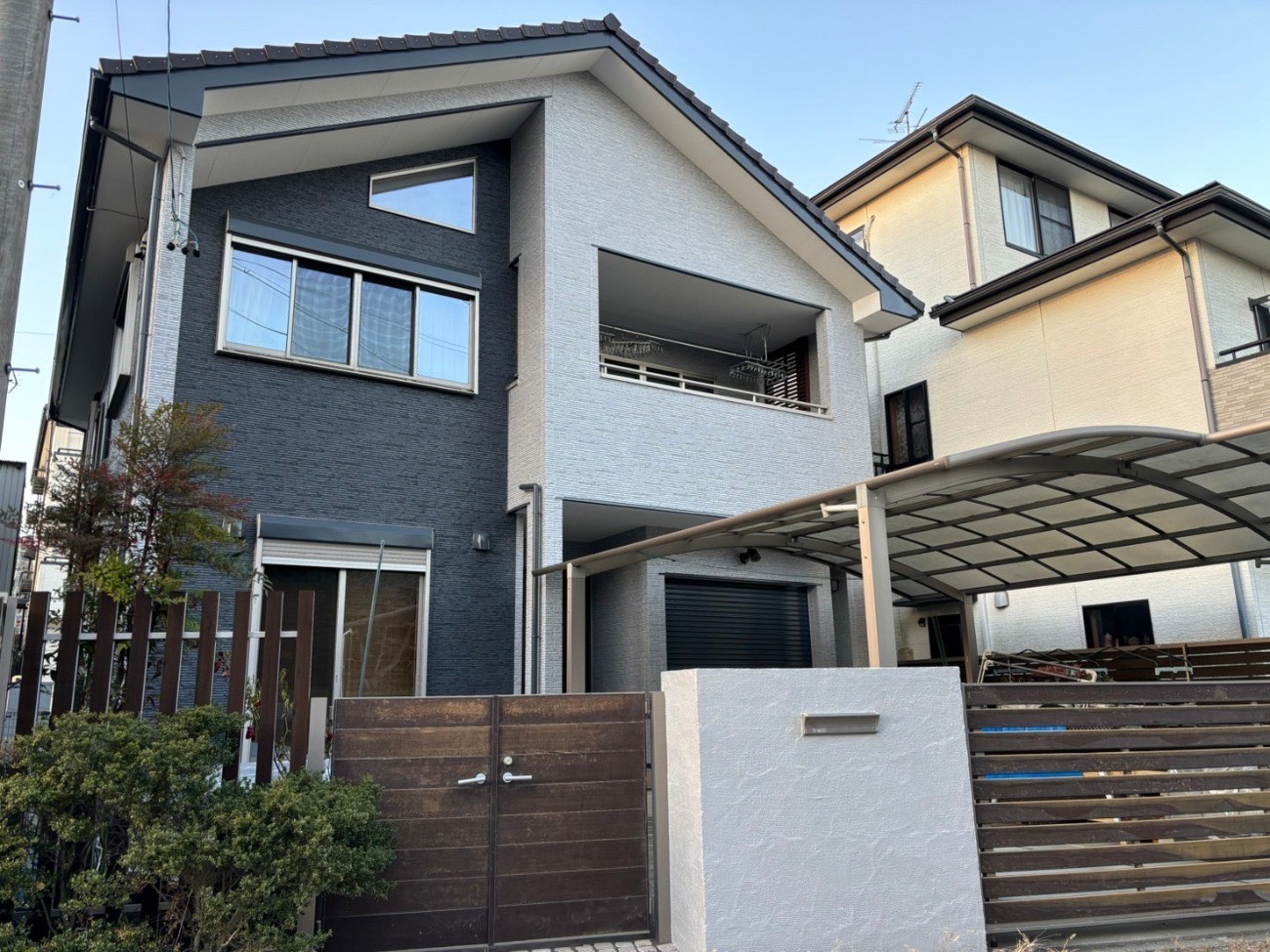 ツートンカラーで外壁塗装した住宅