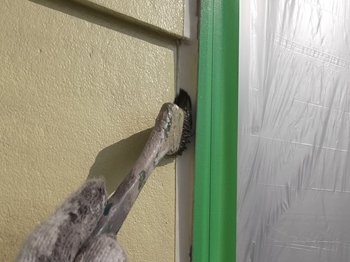 ブリード止めプライマーを塗布します。