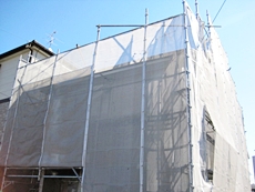 足場を設置した建物。