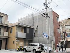 足場を設置して施工開始。