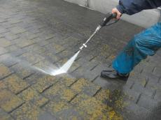屋根に付着した汚れを高圧洗浄する工程