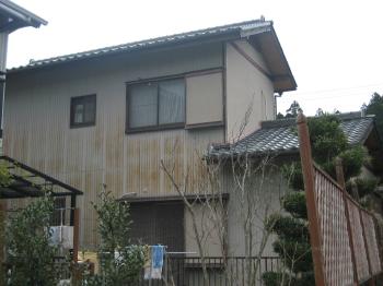 施工前のN様邸の外壁に見られる茶色い筋状の汚れ