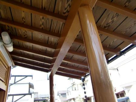 塗装後の玄関柱。木目の表情が残る、落ち着いた仕上がりです。