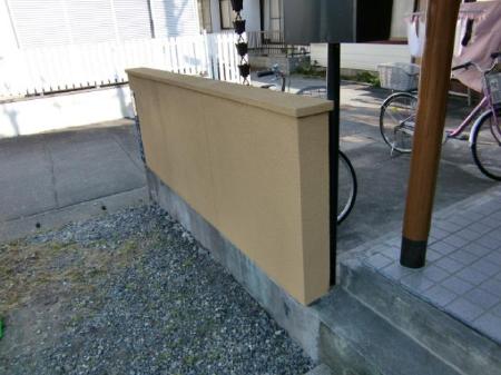 改修後の門塀。落ち着いた色合いに仕上がり、玄関まわりが整いました。