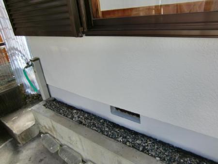 施工後の基礎まわり。外壁から足元へ、色の境界がそろっています。