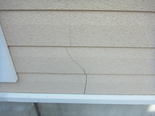 外壁にひび割れが生じていました。