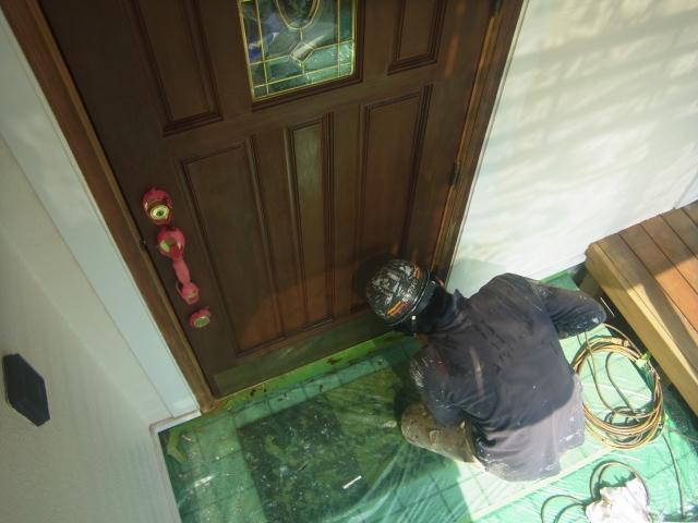 塗装前に養生を行います。