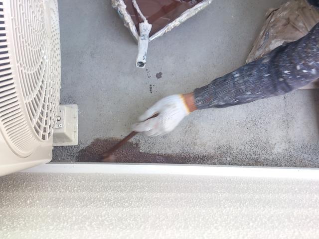 ベランダの防水塗装を行います。