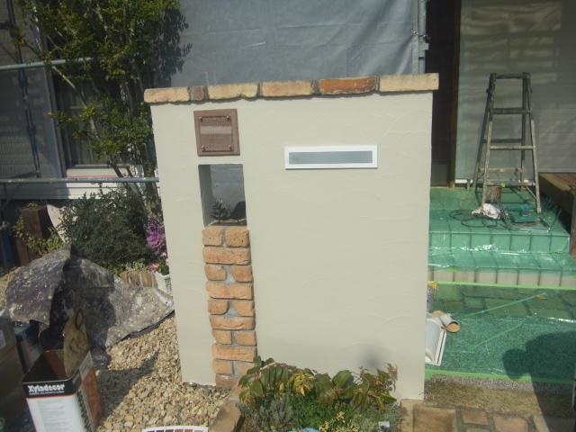 亀裂を補修して塗り替えた塀です。