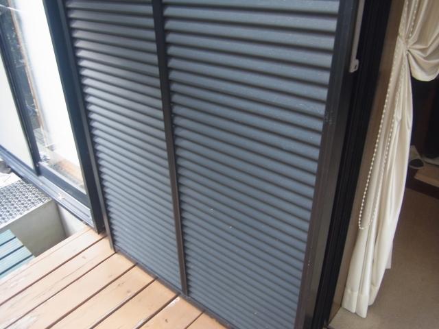 雨戸には色褪せが見られました。
