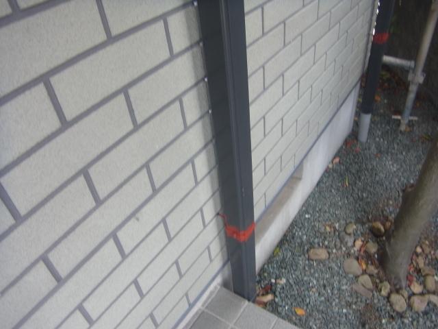 雨樋の金具に錆止めを施しました。