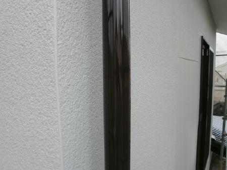 施工後の外壁と縦樋。