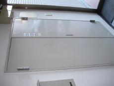 金属製扉の表面。