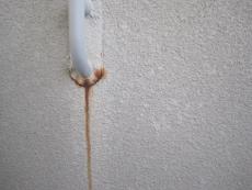 錆が見られる配管の継ぎ目。