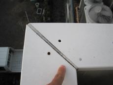 屋外の金属製ボックス。
