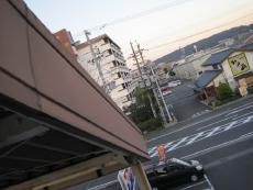 道路側から見た庇の端部。