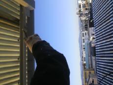外壁側の塗装作業。