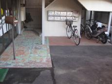 建物前の通路と駐輪スペース。