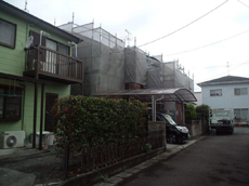 足場を設置した建物。