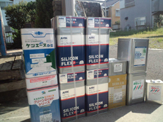 屋根塗装に使用した材料。