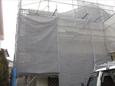 足場を設置した建物。