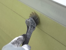 細かな部分を刷毛で仕上げます。