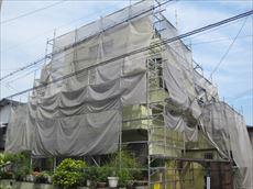 足場を設置した建物。