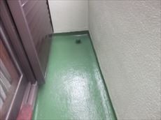 塗装後のベランダ床。
