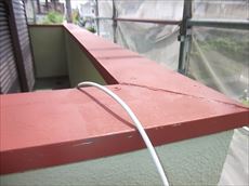 ベランダまわりの鉄部に錆止めを塗装した状態。