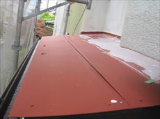 庇に錆止めを塗装した状態。
