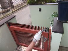 細かな部分を刷毛で仕上げます。