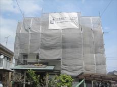 足場を設置した建物。