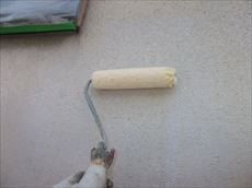 窓下の外壁にも塗料を重ねます。