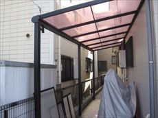 張り替え前の駐輪場の屋根材。
