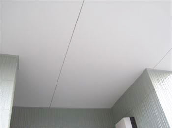 明るい色で仕上げた軒天。