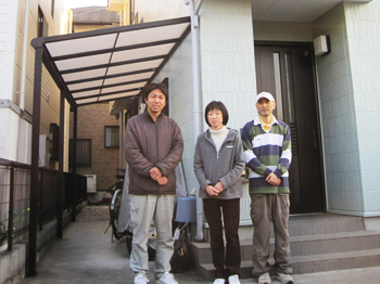 施工完了時、S様邸の玄関前での記念写真。