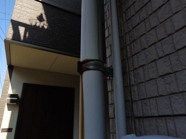 雨樋の金具にも錆が見られました。