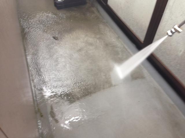 ベランダの床を洗浄します。