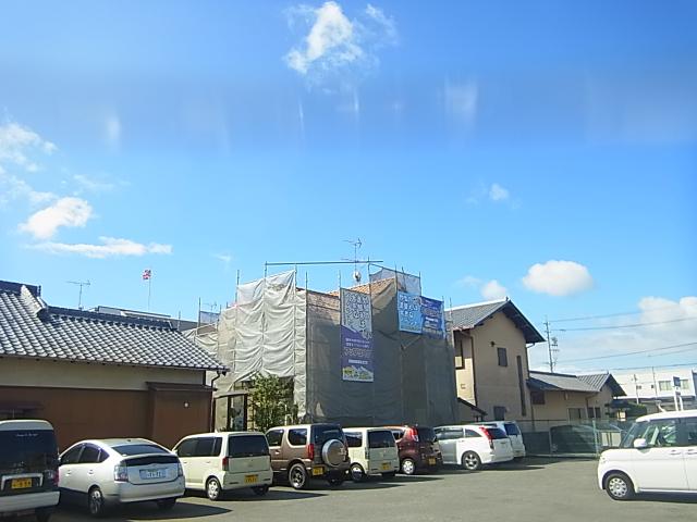 足場を設置した建物。