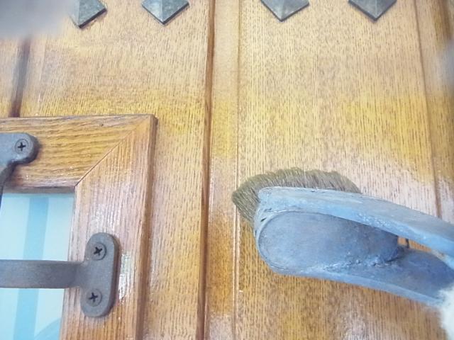 玄関扉にクリヤーを重ねます。