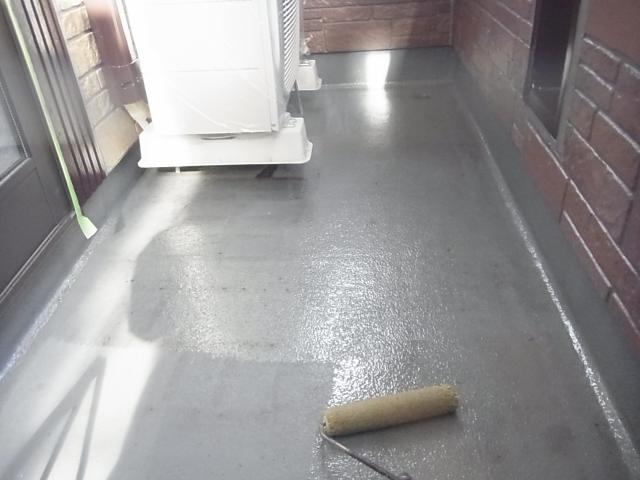 ベランダの下塗り。